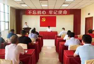 党旗下重温入党誓词 新天地人共筑中国梦